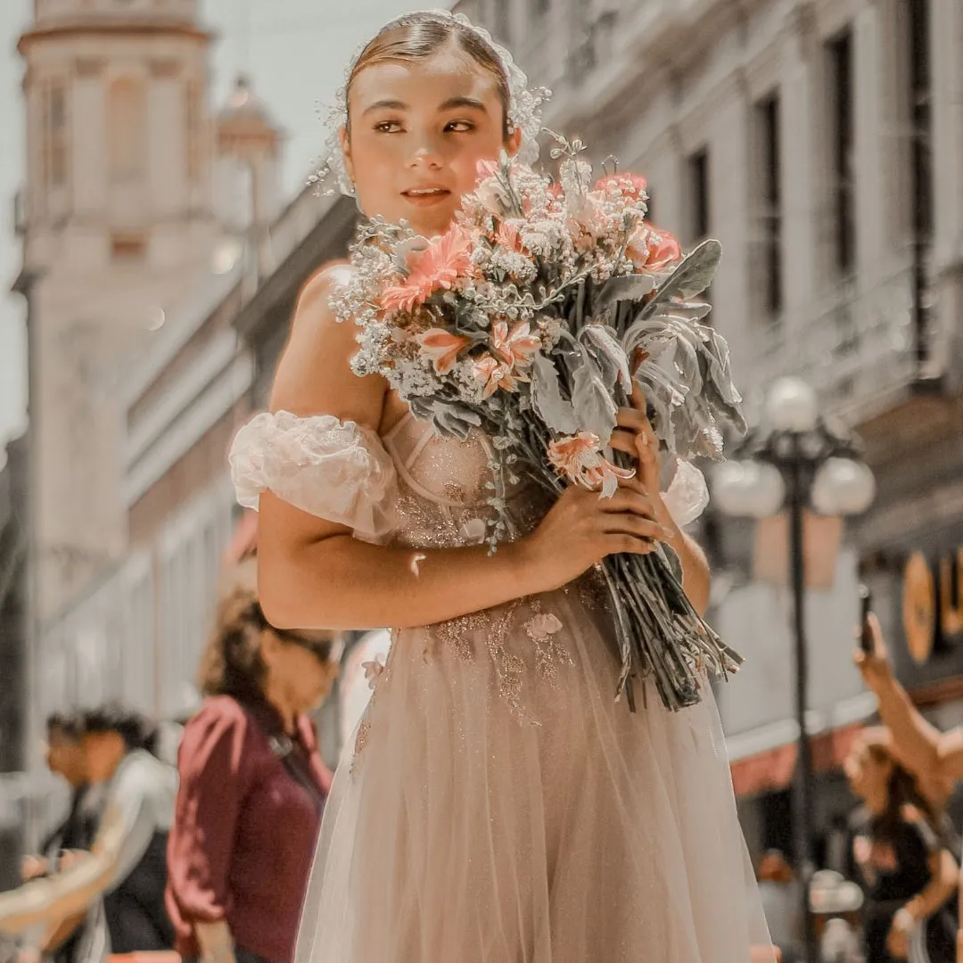 Novia con ramo durante una celebración